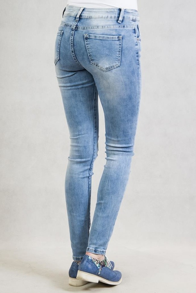 Klasyczne spodnie jeansowe zwężane przy nogawkach