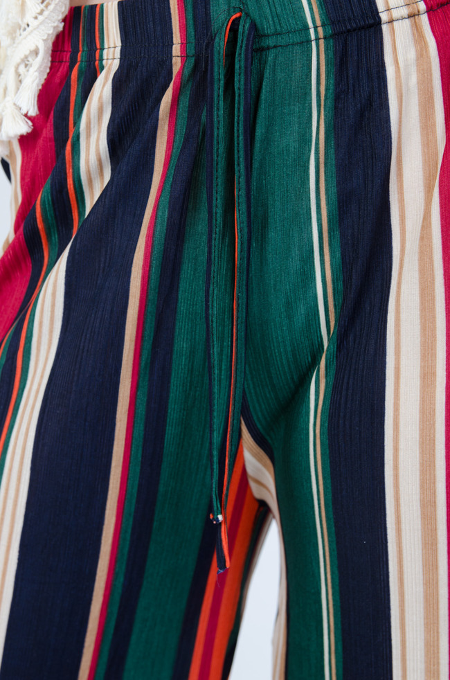 Kolorowe spodnie w paski z rozszerzanymi nogawkami 