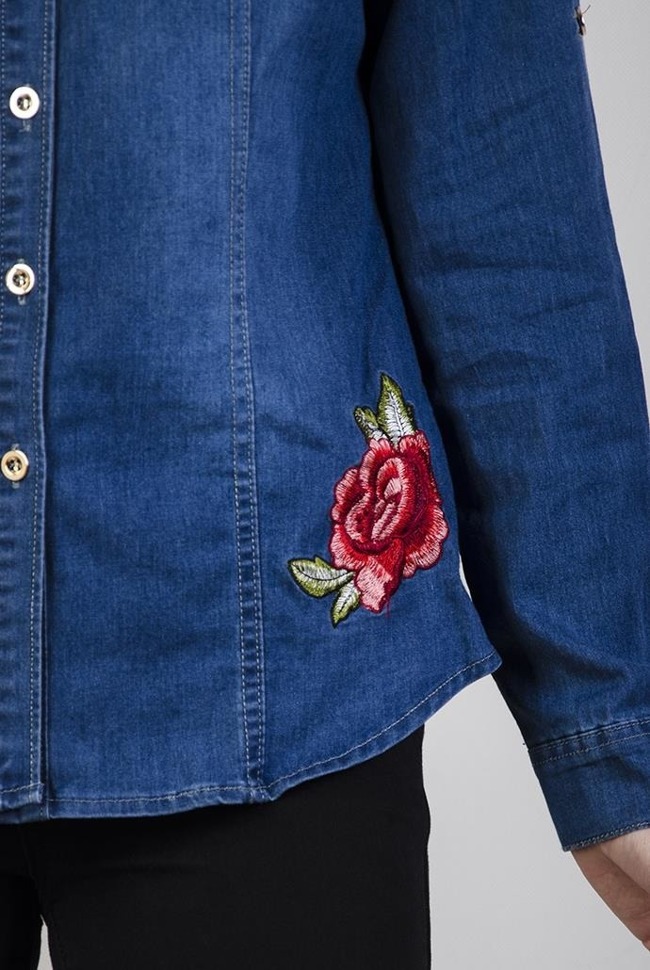 Koszula jeansowa z naszywkami różami