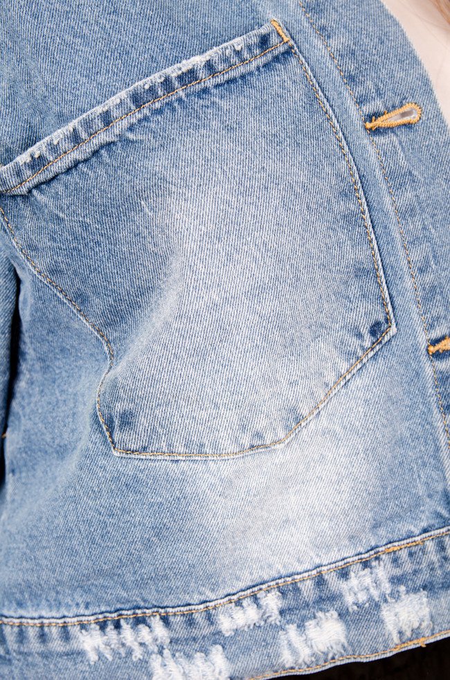 Krótka kurtka jeansowa z dużymi kieszeniami