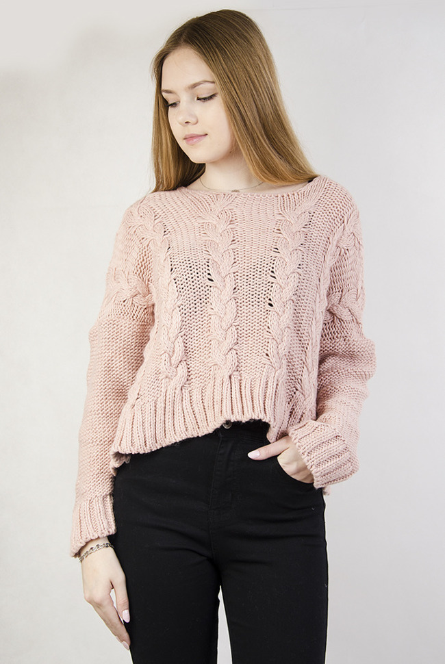 Krótki różowy sweter z przeplatanymi warkoczami.