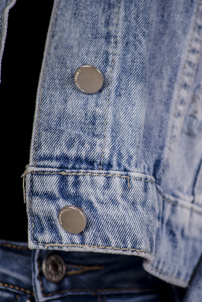 Kurtka jeansowa krótka z przetarciami oraz szarpaniami