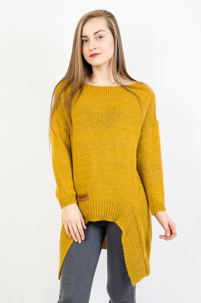 Musztardowy asymetryczny sweter z naszywką