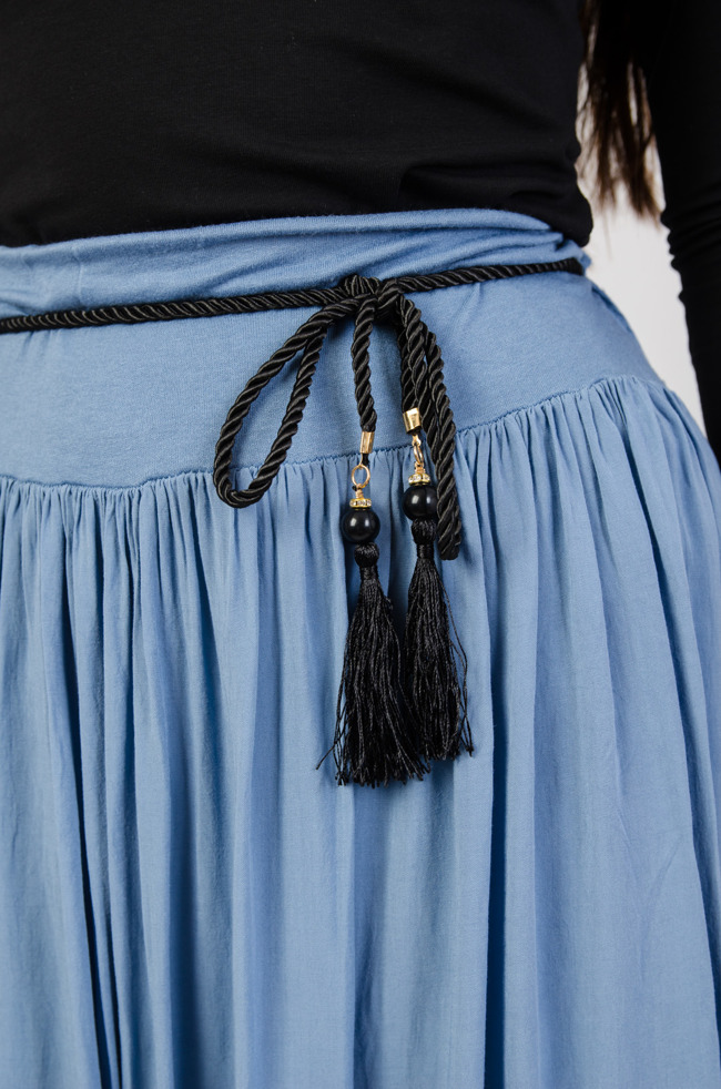 Niebieska długa spódnica  z szerokim pasem