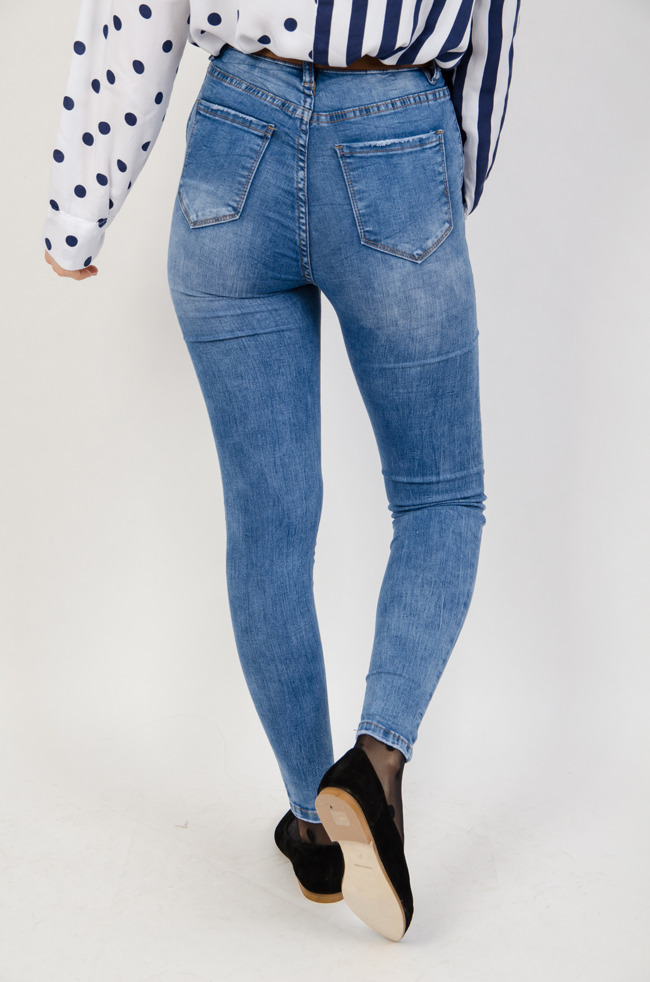 Niebieskie spodnie jeansowe z zamkiem z przodu