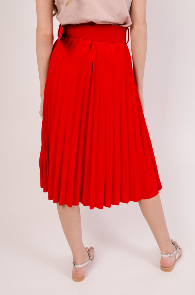 Plisowana spódnica z paskiem w kolorze czerwonym