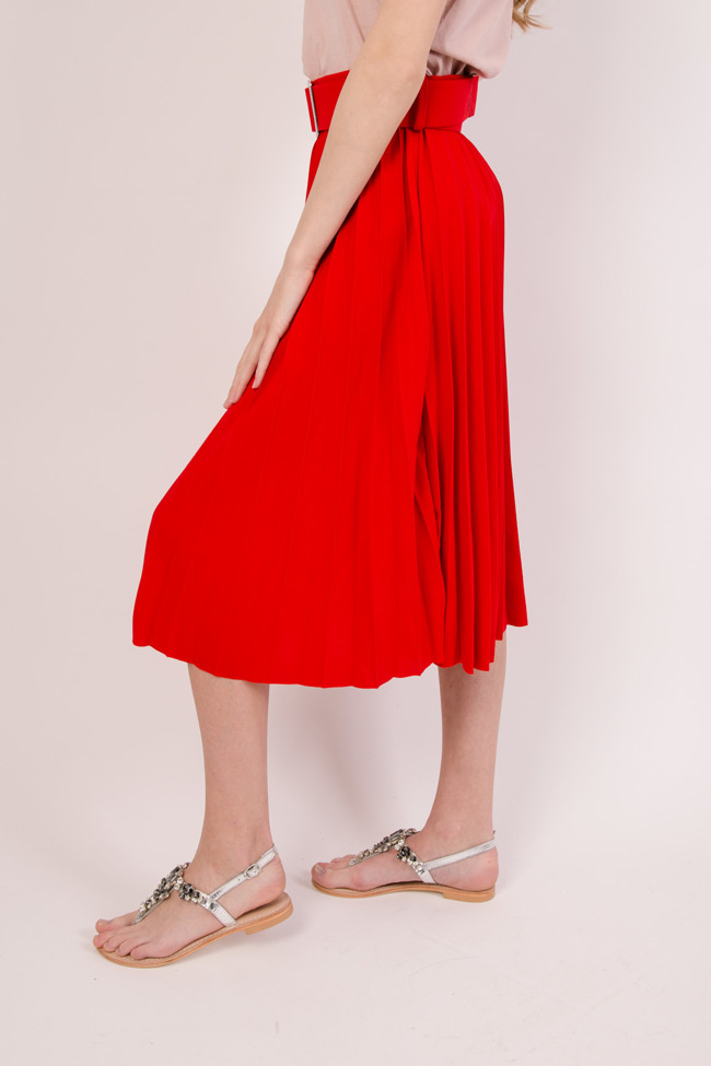 Plisowana spódnica z paskiem w kolorze czerwonym
