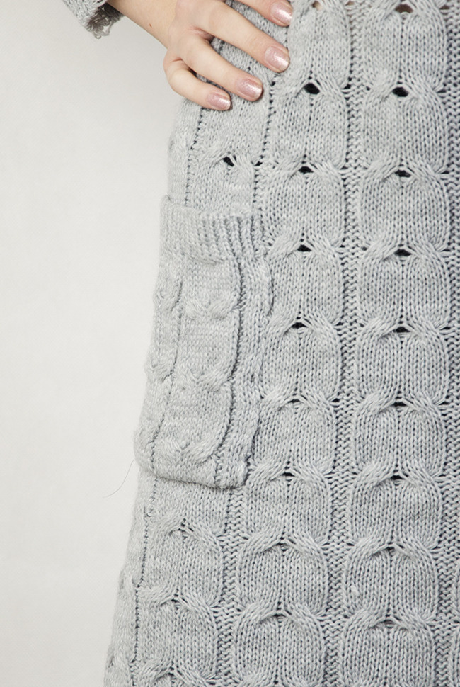 Przedłużany szary sweter w warkoczowy splot