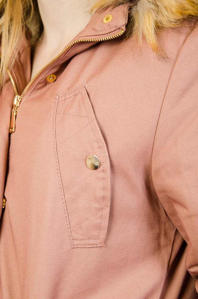 Różowa  asymetryczna kurtka ze ściągaczem w pasie 