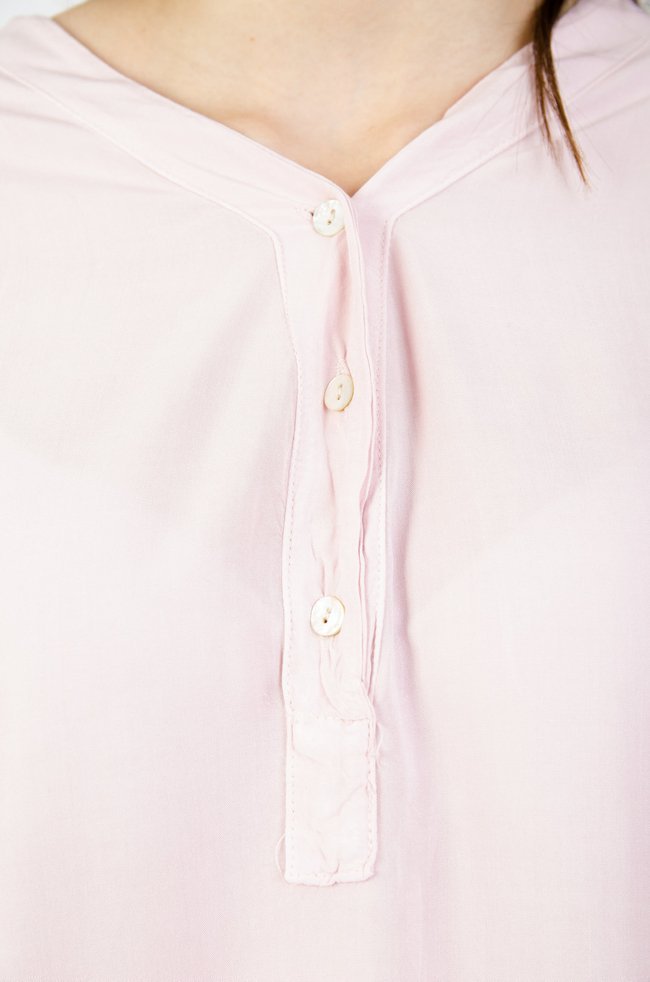 Różowa bluzka oversize z wiązaniem na dole