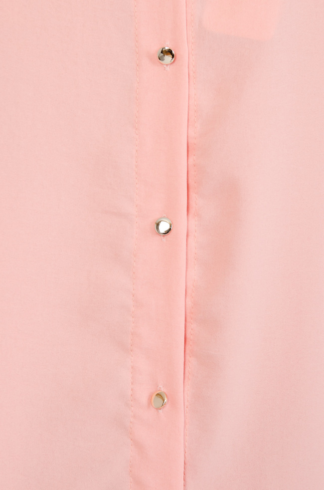 Różowa bluzka z guzikami na plecach