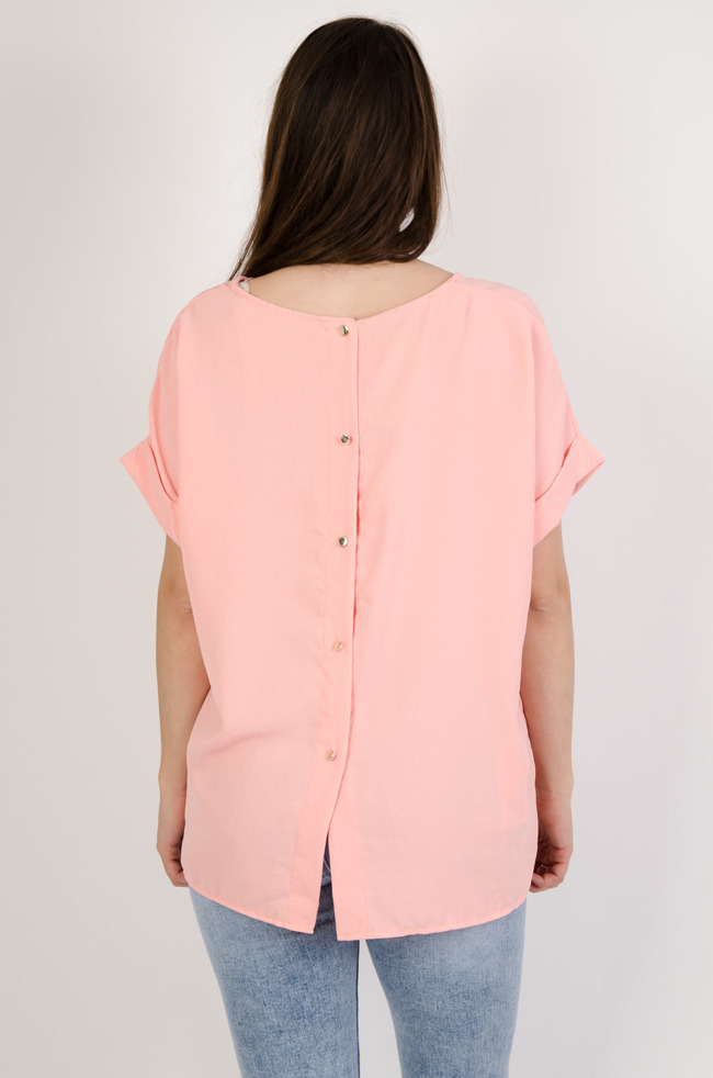 Różowa bluzka z guzikami na plecach