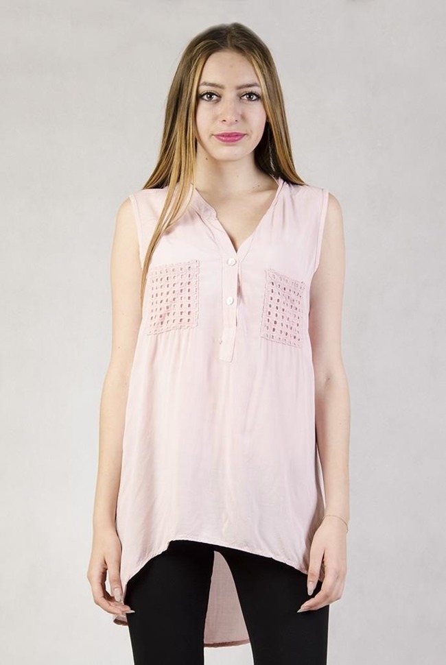 Różowa bluzka z przedłużanym tyłem ozdobiona na kieszonkach i plecach