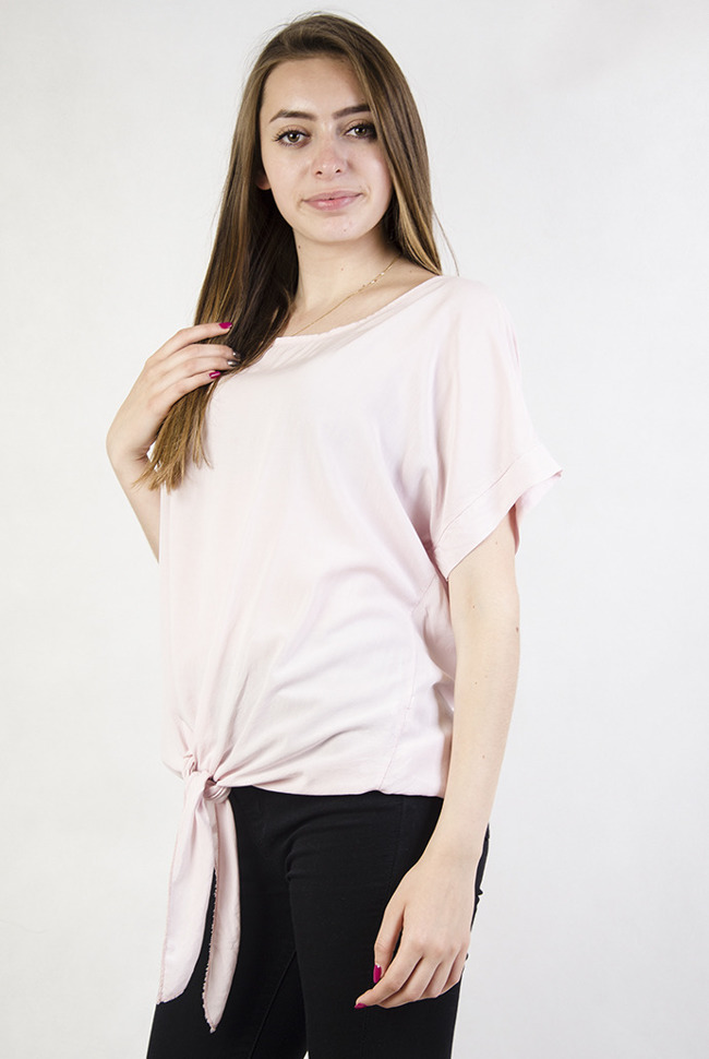 Różowa bluzka z przeplotem na plecach