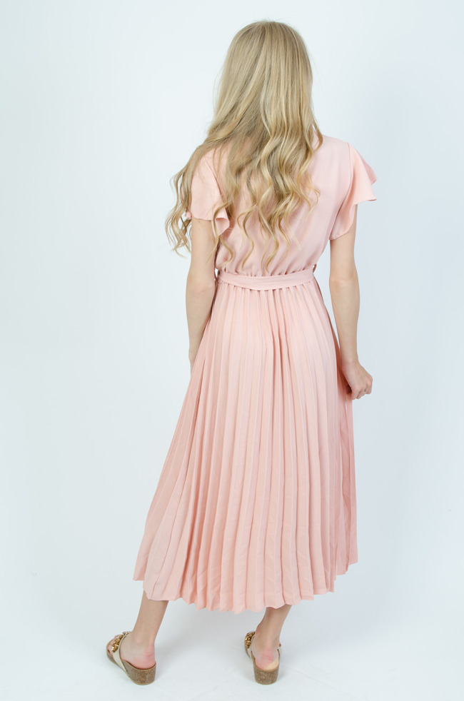Rózowa długa sukienka z plisowanym dołem 