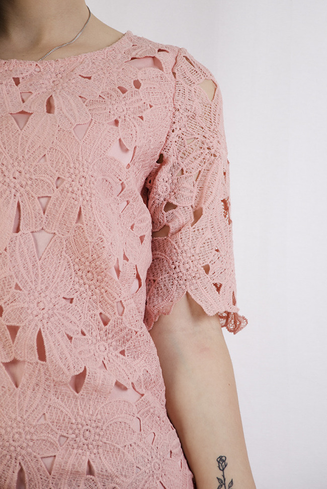 Różowa koronkowa sukienka na krótki rękaw 