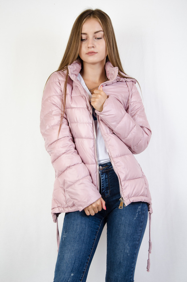 Różowa pikowana kurtka z asymetrycznymi bokami