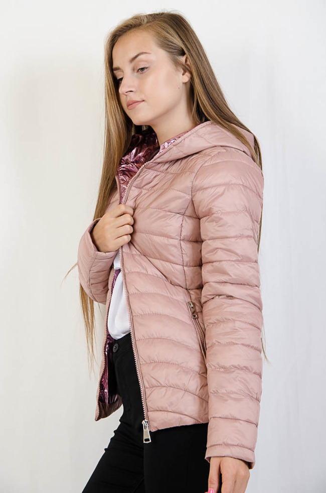 Różowa pikowana kurtka z metalicznym środkiem kaptura