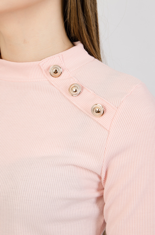Różowa prążkowana bluzka ze złotymi guzikami