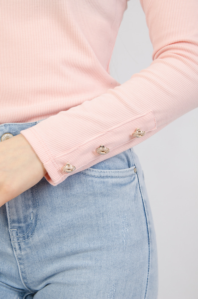Różowa prążkowana bluzka ze złotymi guzikami