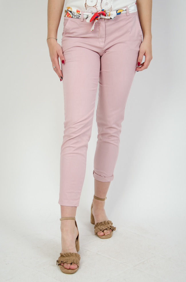 Różowe materiałowe spodnie z kolorowym paskiem