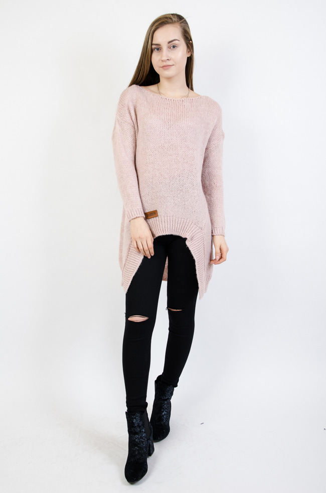 Różowy asymetryczny sweter z naszywką