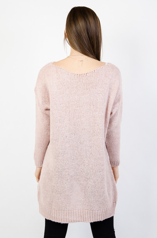 Różowy asymetryczny sweter z naszywką