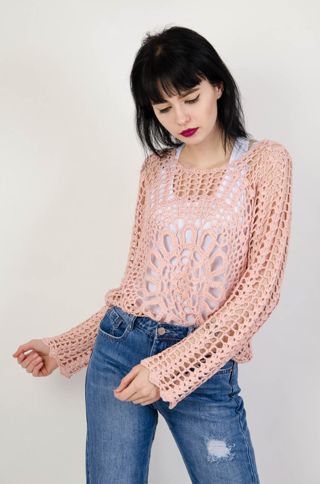 Różowy ażurowy sweter na długi rękaw