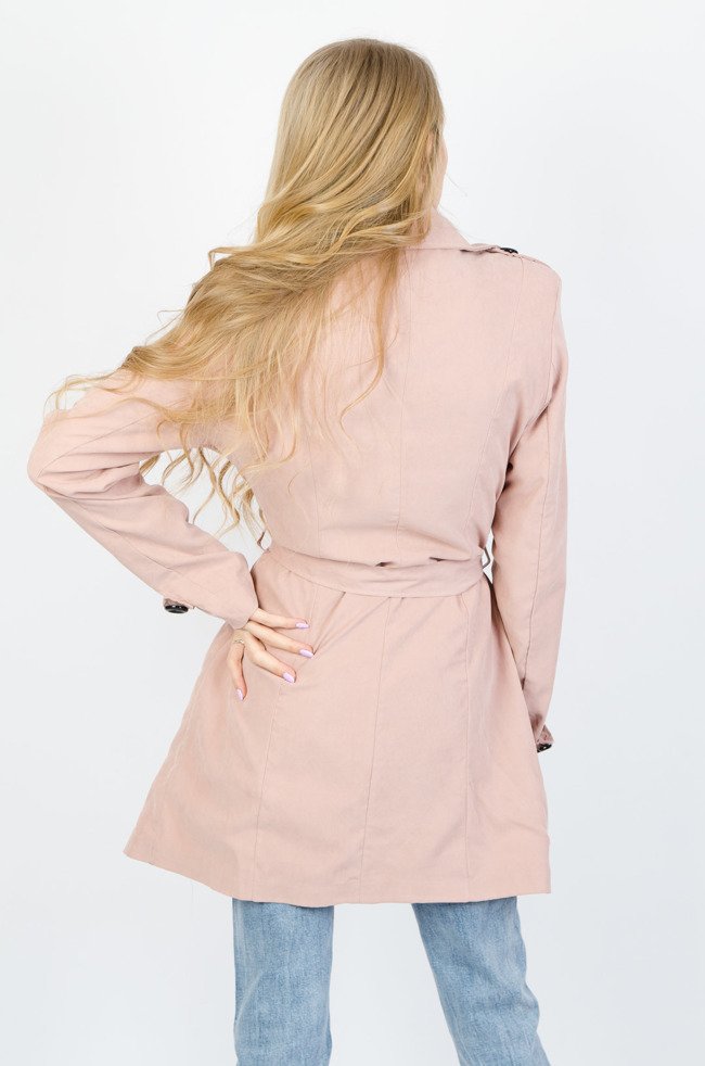 Różowy płaszcz typu trencz