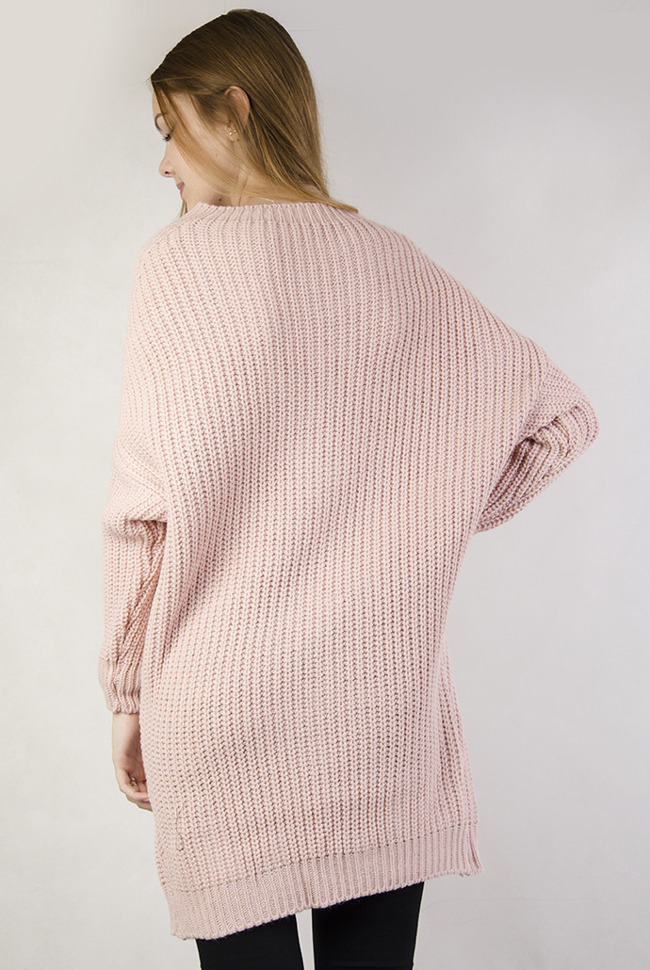 Różowy, przedłużany sweter z kieszenią