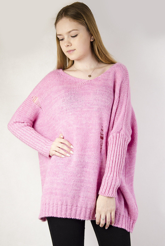Różowy sweter oversize z dziurami oraz dekoltem w serek