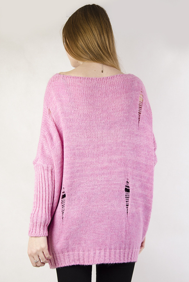 Różowy sweter oversize z dziurami oraz dekoltem w serek