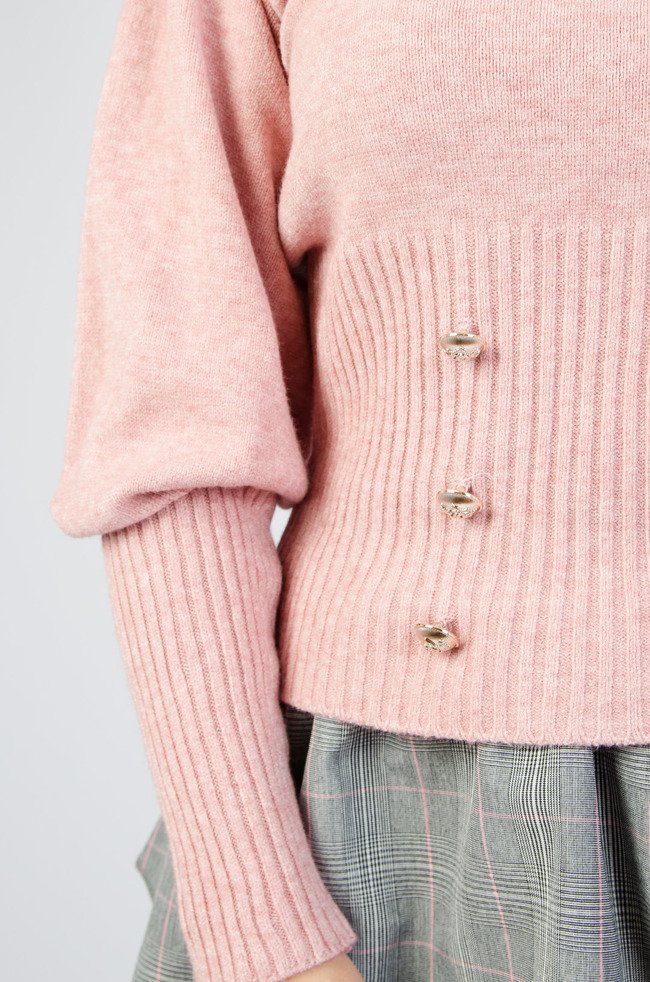 Różowy sweter z bufiastymi rękawami oraz rzędem guzików