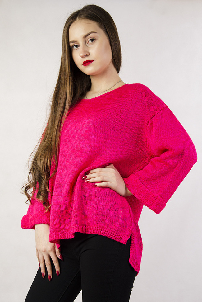 Różowy sweter z dekoltem w serek