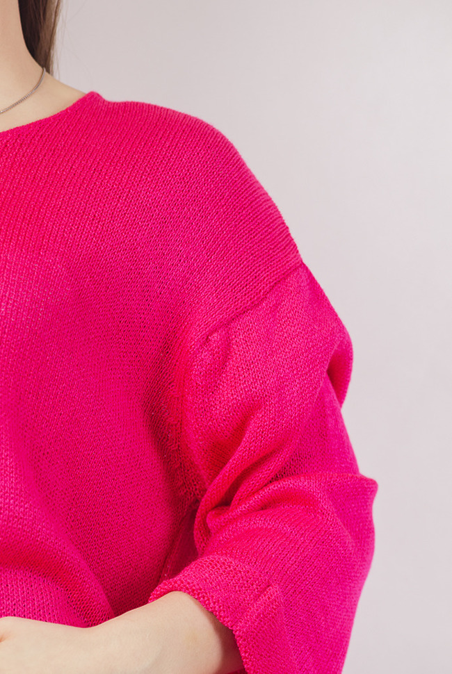 Różowy sweter z dekoltem w serek