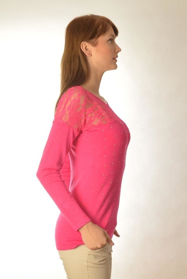 Różowy sweter z koronką