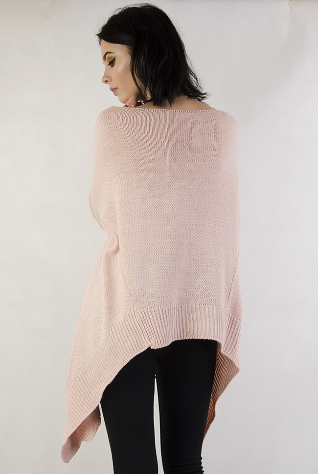 Różowy sweter z przedłużanymi bokami