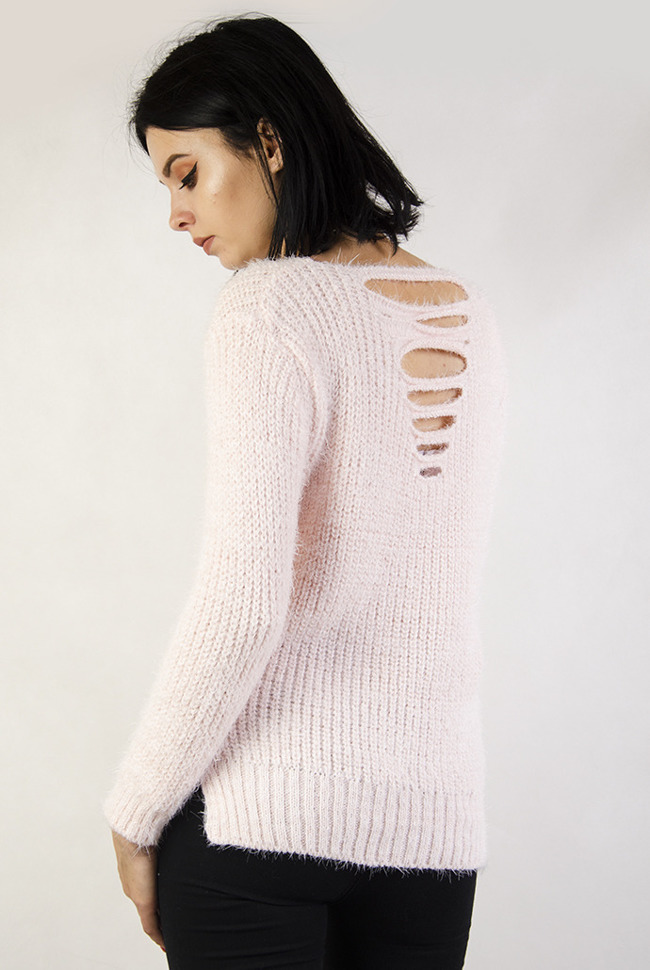 Różowy sweterek z wycięciami z tyłu