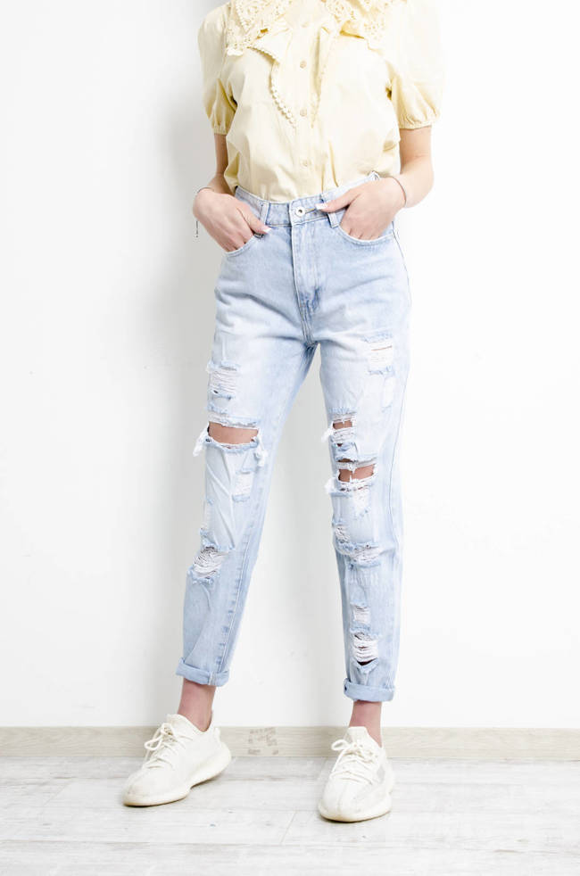 SPODNIE JEANSOWE MOM FIT Z PRZETARCIAMI 