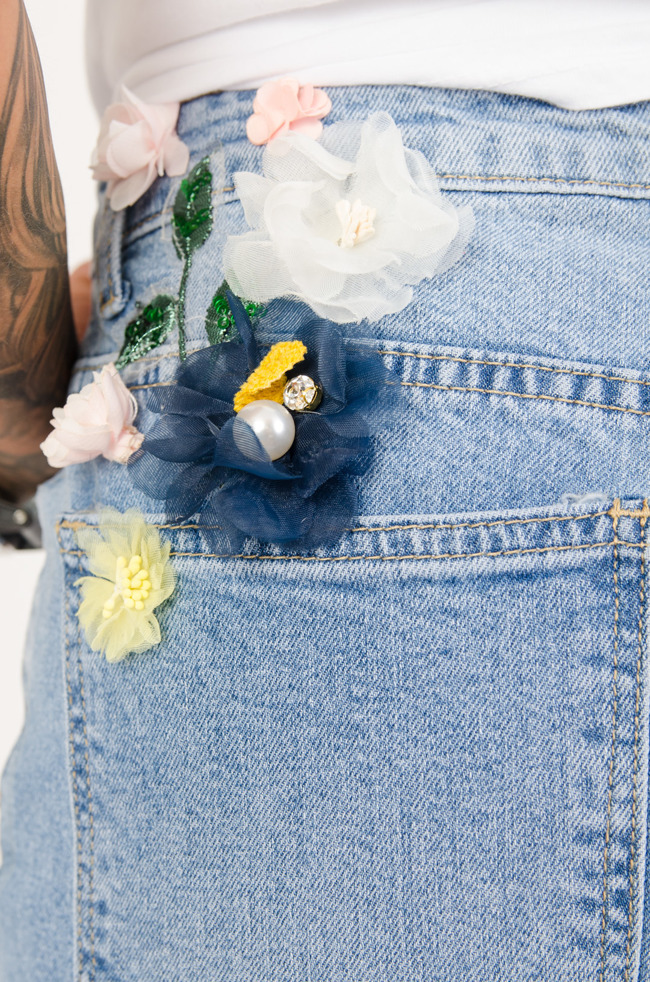 Spodnie jeansowe boyfriend z kwiatami 