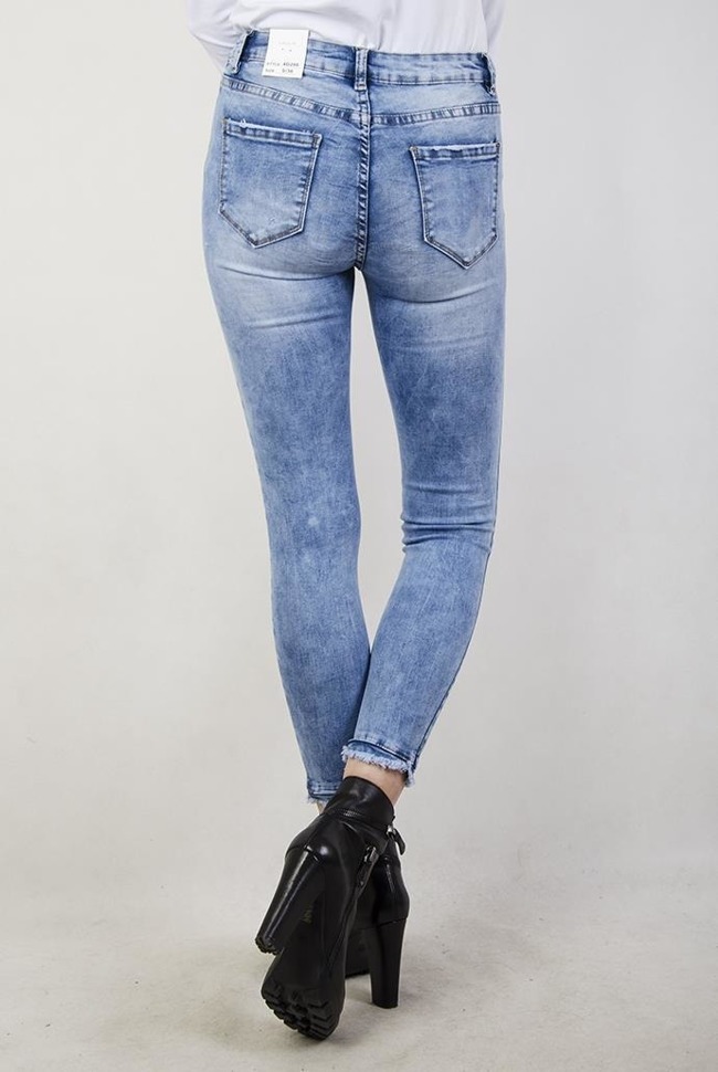 Spodnie jeansowe przylegające, z szarpaniami przy nogawce