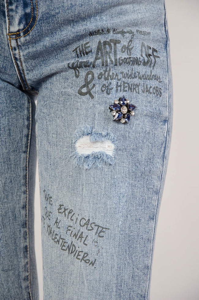 Spodnie jeansowe typu BOYFRIEND z napisami