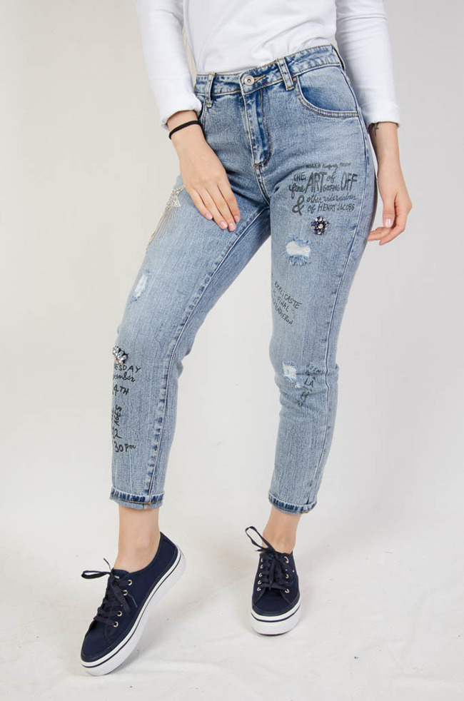 Spodnie jeansowe typu BOYFRIEND z napisami