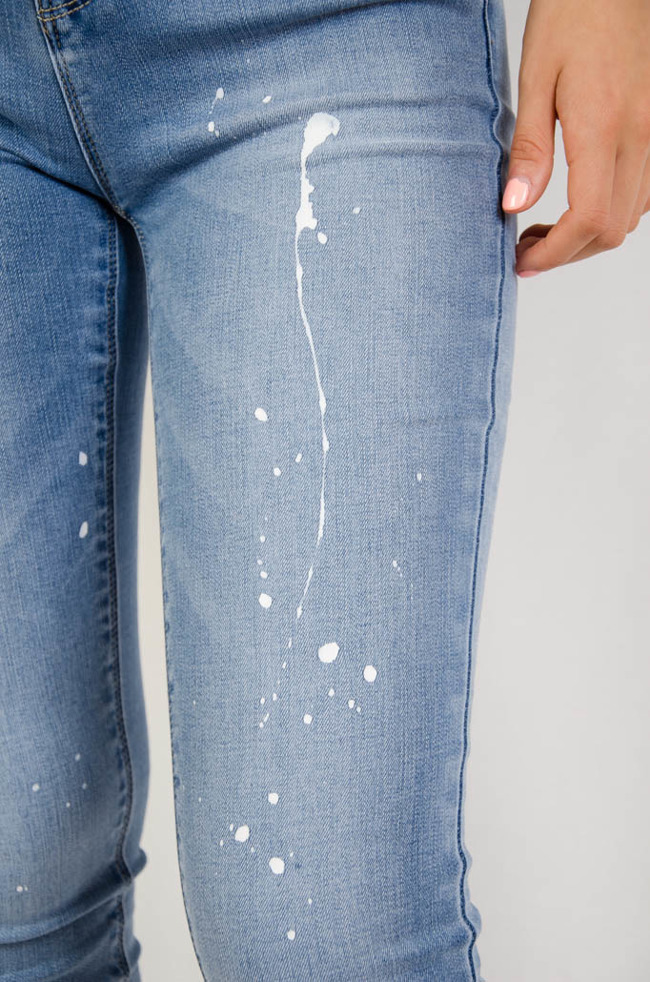 Spodnie jeansowe z białymi plamkami