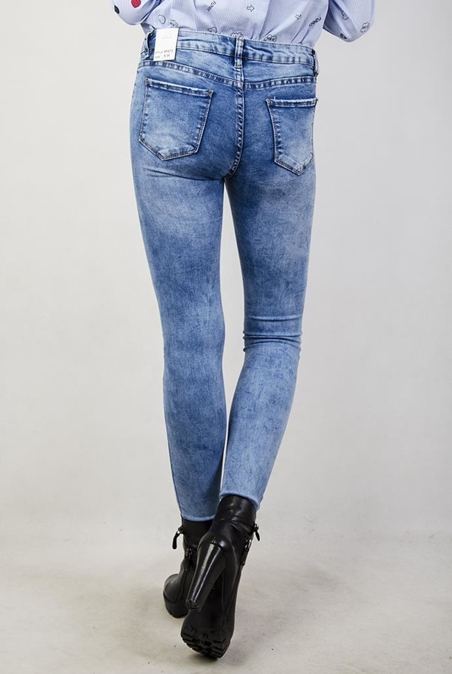 Spodnie jeansowe z ciemnymi łatami i przeszyciami