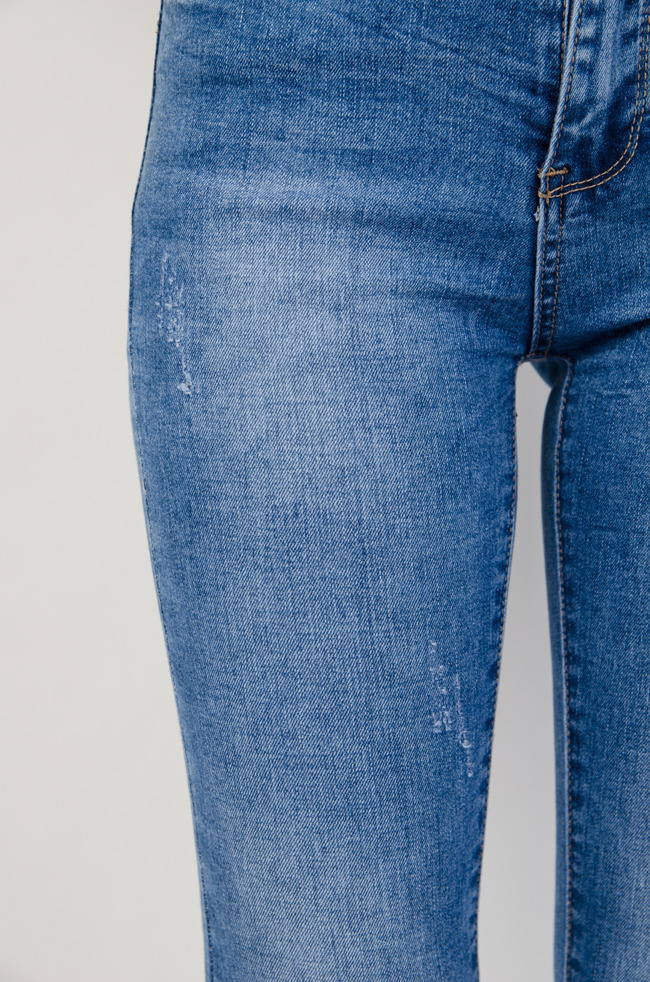 Spodnie jeansowe z delikatnymi przetarciami