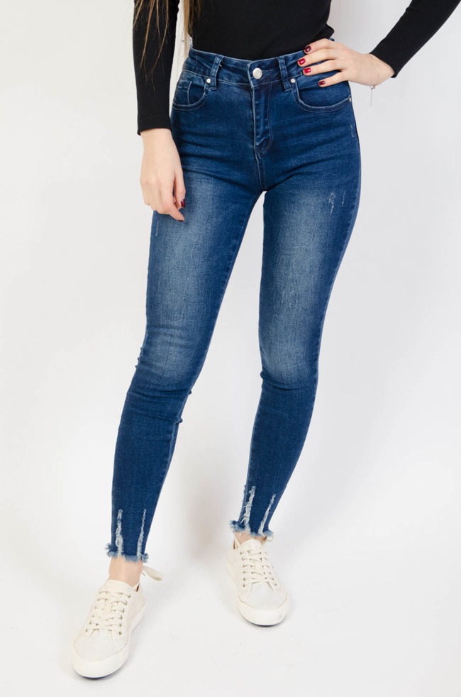Spodnie jeansowe z delikatnymi przetarciami i szarpaniami na nogawkach