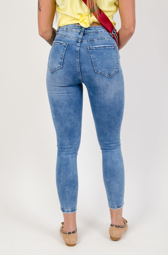 Spodnie jeansowe z dziurami 