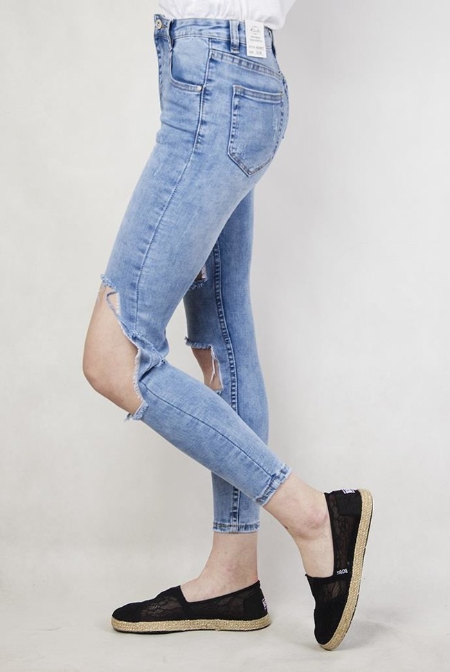 Spodnie jeansowe z dziurami i wysokim stanem
