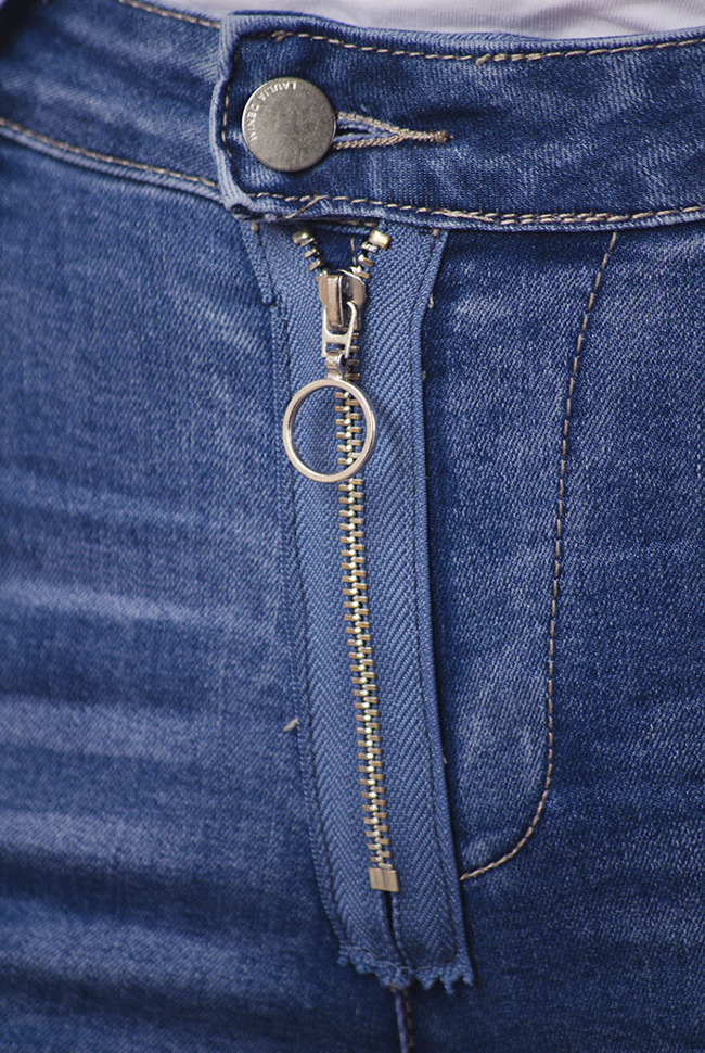 Spodnie jeansowe z efektownym zamkiem oraz przeszyciem na nogawce